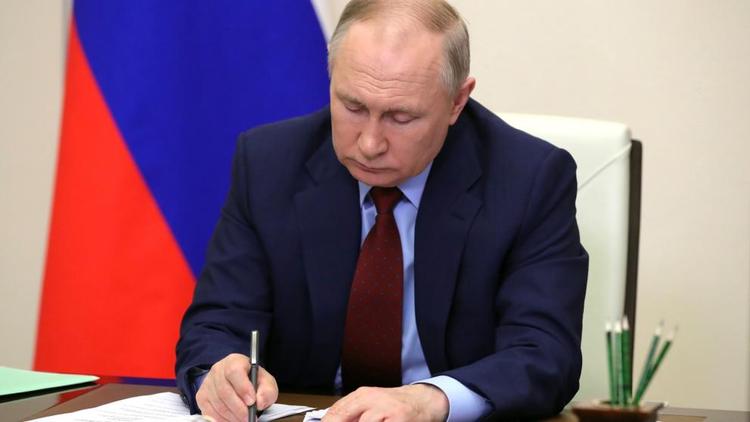 Президент России поручил обеспечить меры поддержки малоимущим семьям