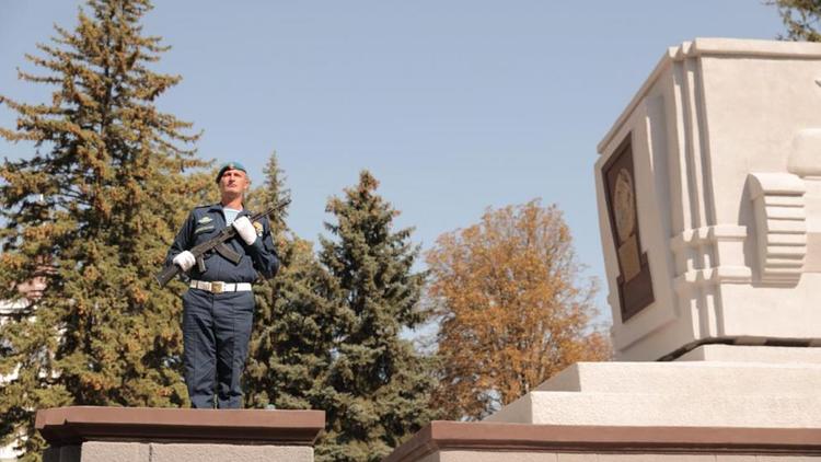 В Ставрополе возложили цветы к могиле генерала армии Иосифа Апанасенко