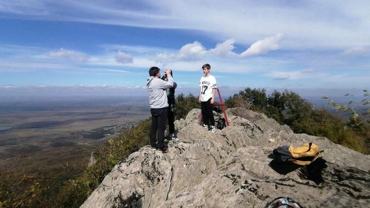 В Предгорном округе волонтёры совершили восхождение на гору Развалка