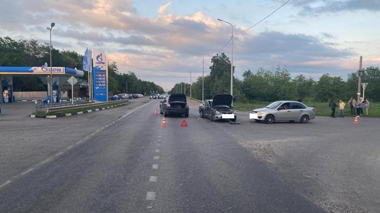 В Предгорном округе Ставрополья столкнулись три машины: есть пострадавшая