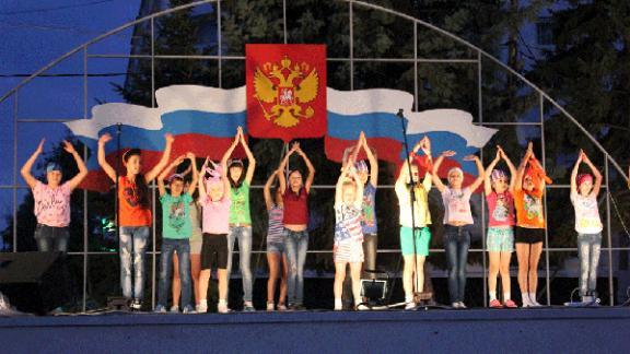 Более трех тысяч человек праздновали День флага России в селе Александровском