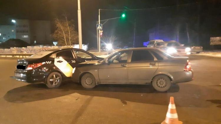 В столкновении двух авто в Ставрополе пострадала девушка-пассажир