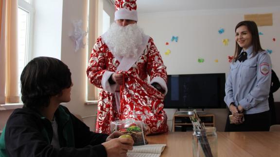 «Полицейский Дед Мороз» посетил Центр временного содержания несовершеннолетних в Ставрополе