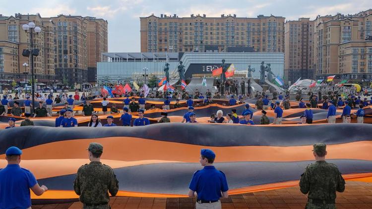 В Ставрополе школьники, студенты и военнослужащие растянули 300-метровую Георгиевскую ленту