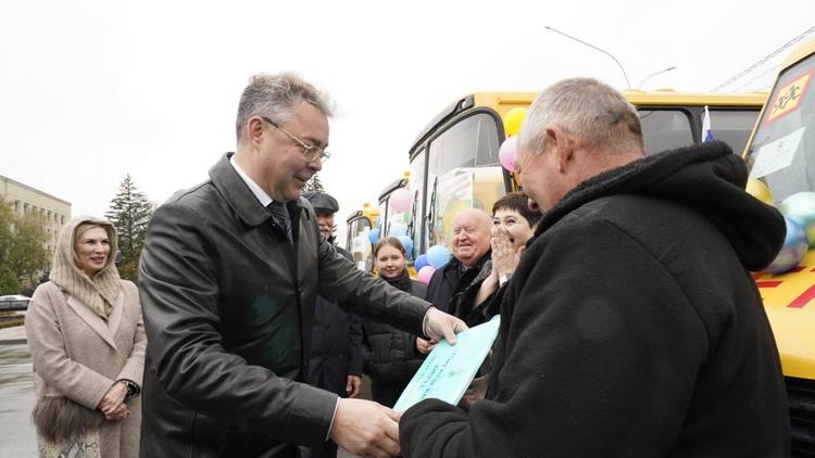 Глава Ставрополья передал ключи от 39 новых автобусов школам