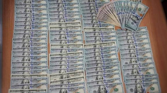 Ставропольчанка пыталась вывезти в Дубай 11 тысяч незадекларированных долларов