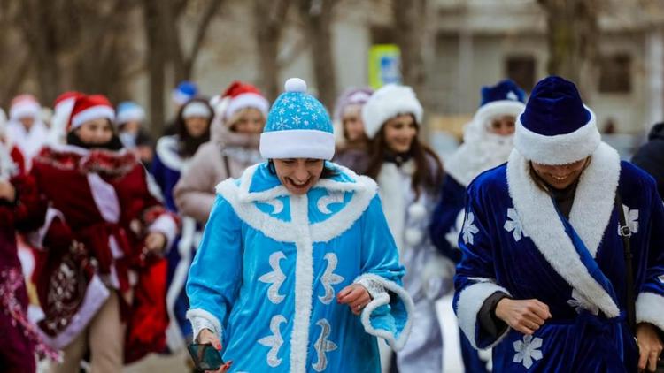 В Невинномысске забег объединил 250 Дедов Морозов и Снегурочек