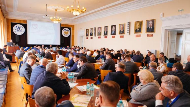 Глава Ставрополя поздравил работников ВНИИОК с 90-летием со дня основания