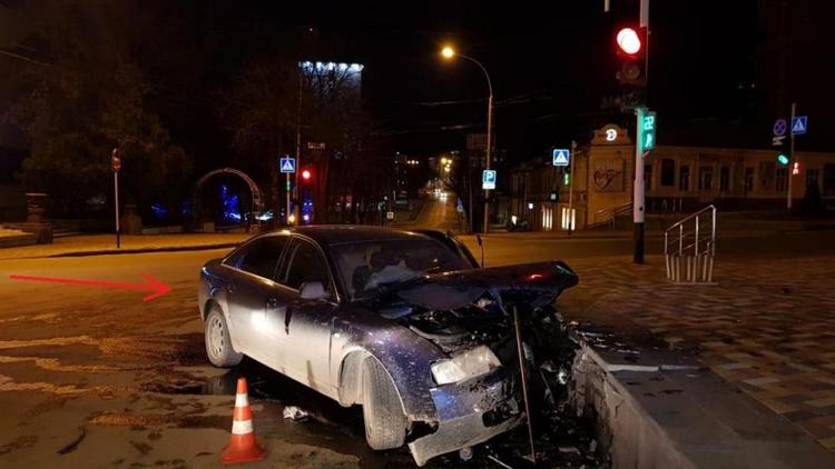 Пьяный водитель без прав разбился об ограждение в Ставрополе