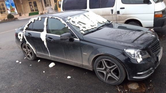 Хулиганы залили монтажной пеной Mercedes в Будённовске