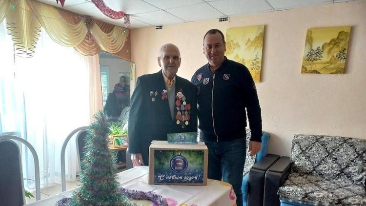 В преддверии Нового года ветераны Ставрополья получили подарки и поздравления