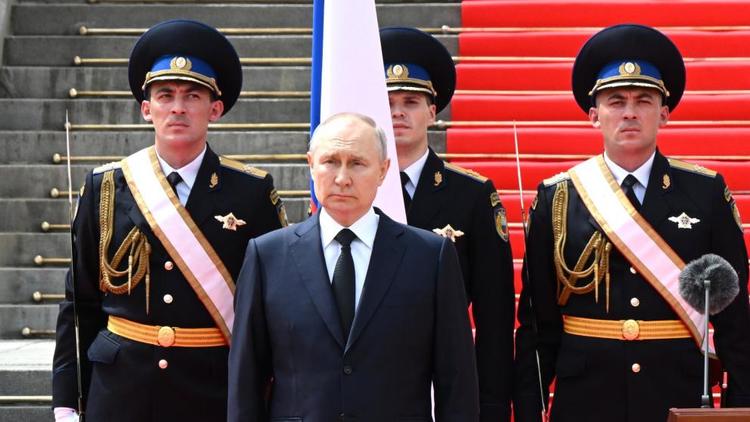 Президент России поблагодарил спецслужбы за обеспечение порядка во время мятежа