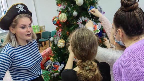 В Ставрополе детям подарили «Ёлку счастья»