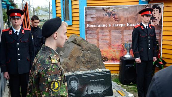 Кадеты в почетном карауле на открытии нового мемориала в селе Сенгилеевском