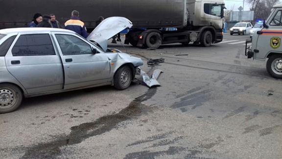 Легковой автомобиль влетел в фуру, два человека пострадали в селе Дивном