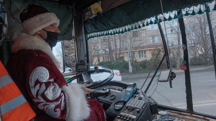 Новогодний троллейбус курсирует по улицам Ставрополя