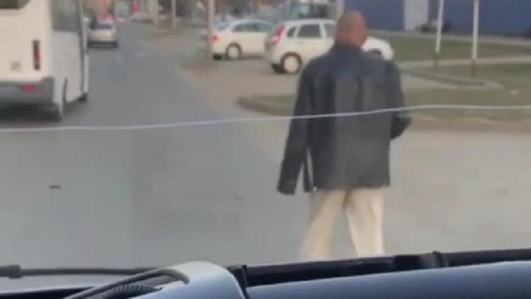 Пьяный пешеход мешал водителям в Ставрополе