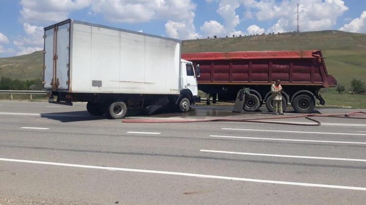 Два грузовика столкнулись на встречной полосе в Грачёвском округе Ставрополья