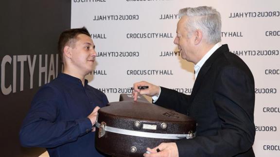 Юрий Полежаев из Ставрополя получил приз из рук Томми Эммануэля за победу в конкурсе гитаристов