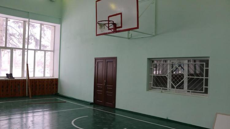 Члены «Единой России» оценили ремонт спортзала в селе Горькая Балка на Ставрополье
