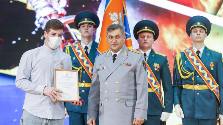 Двум 16-летним героям на Ставрополье вручили медали за спасение утопающих