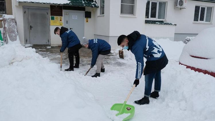 Волонтёры «Единой России» очищают Ставрополь от снега