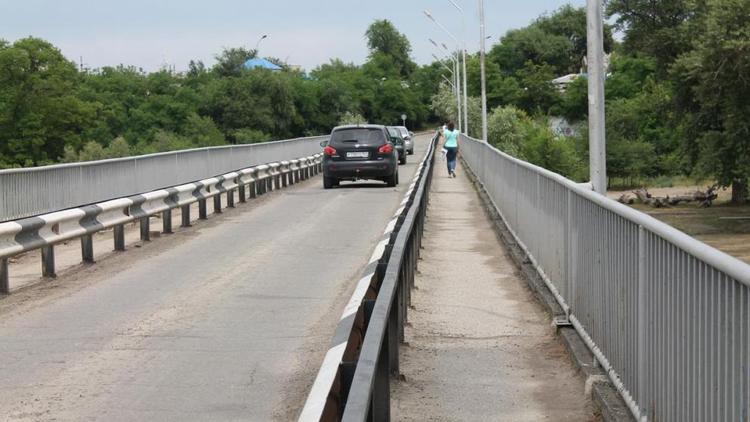 Мост через Кубань перекрыли в Невинномысске из-за ремонта дорог