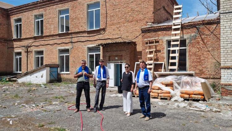 На Ставрополье партдесант проверил ход ремонтных работ в степновской школе