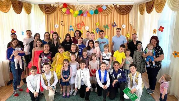 Яркий концерт подарили детям Солнечнодольска юные артисты краевой филармонии