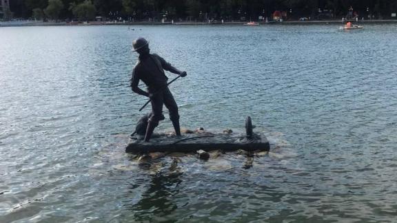 В Железноводске отдыхающий сломал удочку у скульптуры «Рыбак» 