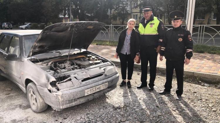 В Ставрополе на улице Серова автоинспекторы потушили пожар в автомобиле