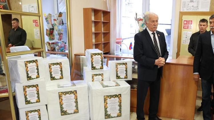 Коллектив Думы Ставропольского края передал экипировку и подарки военнослужащим