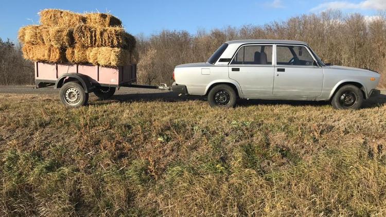 В Грачёвском районе водитель пострадал из-за упавшего тюка соломы