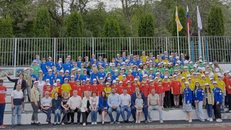 Активисты «Единой России» поздравили с Днём России отдыхающих в Кисловодске детей