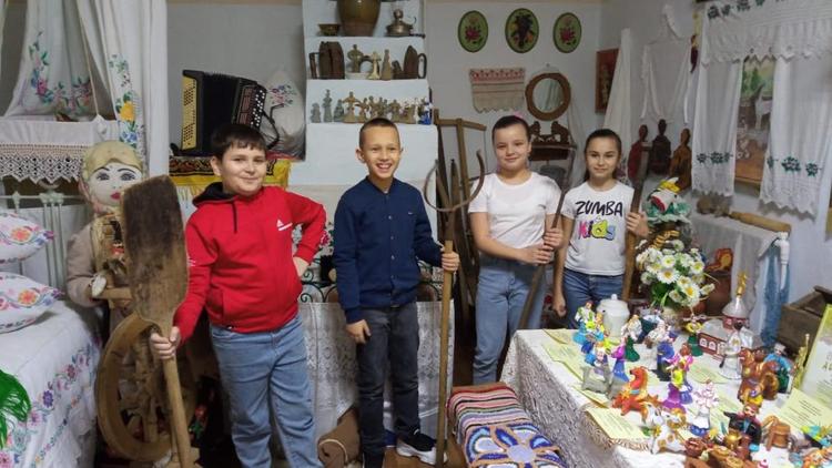 Экскурсии в музейную комнату казачьей старины проводят для ставропольских школьников