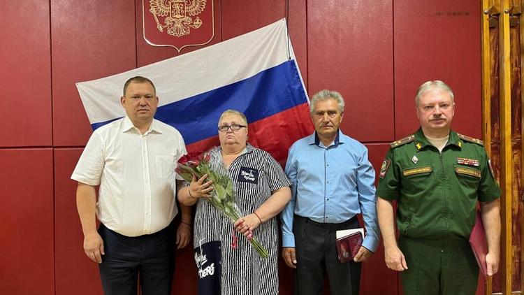На Ставрополье родителям бойца СВО вручили благодарственное письмо командования