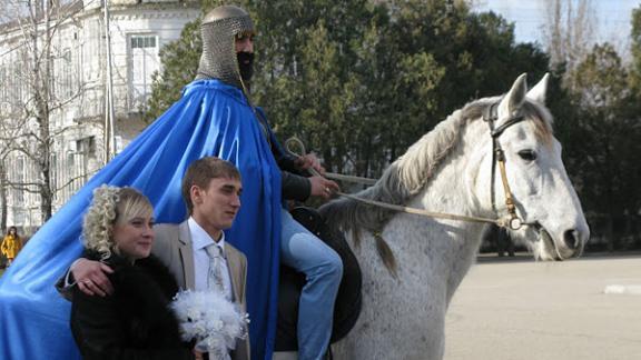Всадник на белом коне поздравлял влюбленных на улицах Буденновска