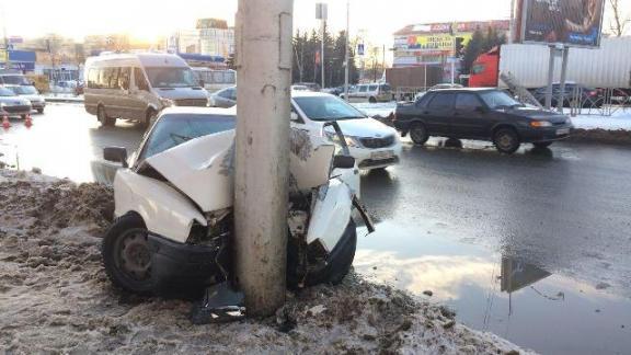 Водитель-лихач протаранил столб на проспекте Кулакова в Ставрополе