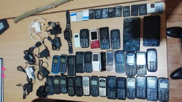 Ставрополец попытался перебросить 33 телефона в исправительную колонию