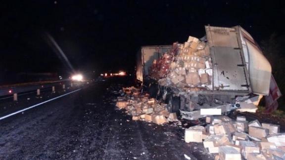 На Ставрополье грузовик «Мерседес» врезался в стоящий «МАЗ» с прицепом, водитель погиб