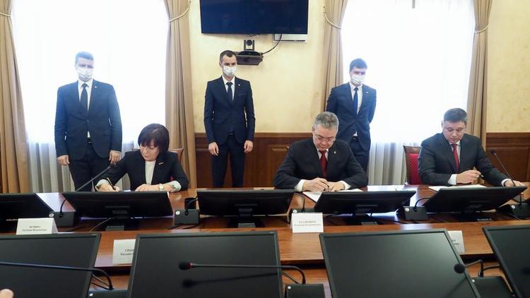 Глава Ставрополья подписал соглашение о сотрудничестве с профсоюзами и работодателями края