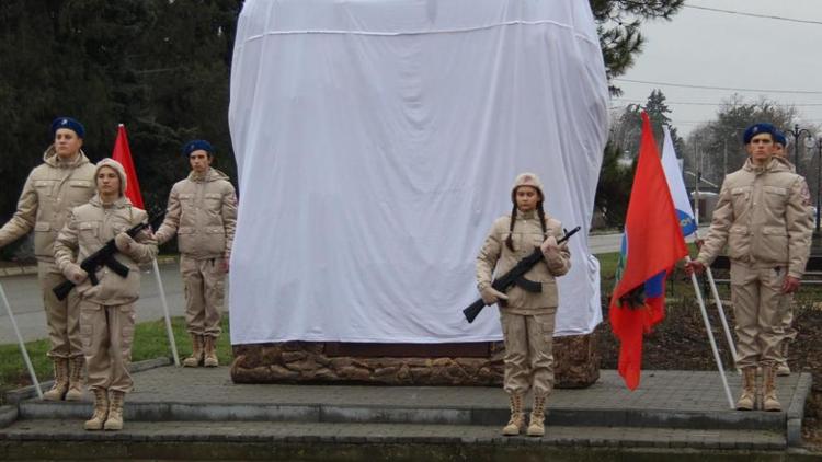 Памятник участникам боевых действий открыли в селе Красногвардейском на Ставрополье