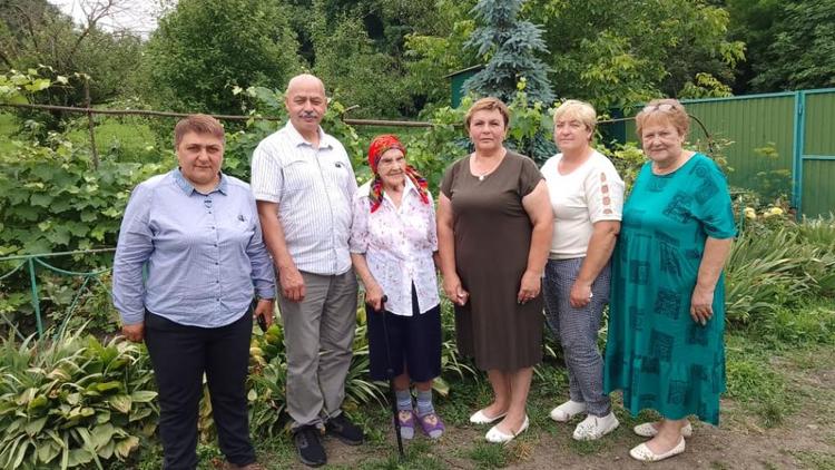 Партийцы поздравили труженицу тыла из Андроповского округа с 90-летием