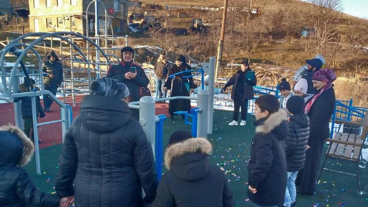 Новую детскую площадку открыли в посёлке вблизи Кисловодска