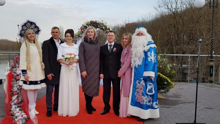 На «парящей набережной» в Железноводске поженились две пары