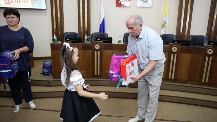 Председатель Думы Ставрополья вручил школьникам портфели с канцтоварами