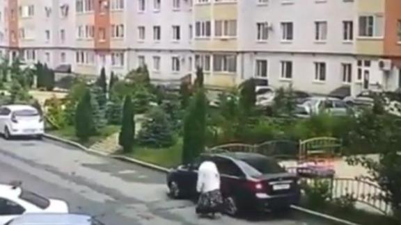 В Ставрополе старушка подозревается в порче автомобилей
