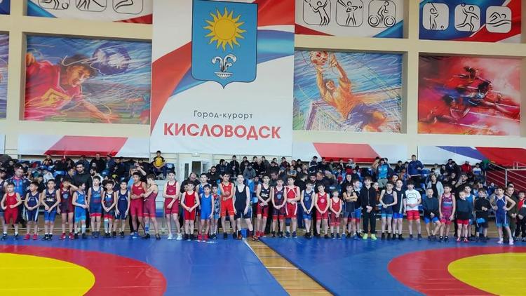 Более 300 спортсменов из разных стран собрал турнир по борьбе в Кисловодске 
