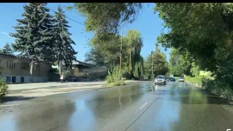 По улице в Кисловодске разлилась река из канализационного коллектора