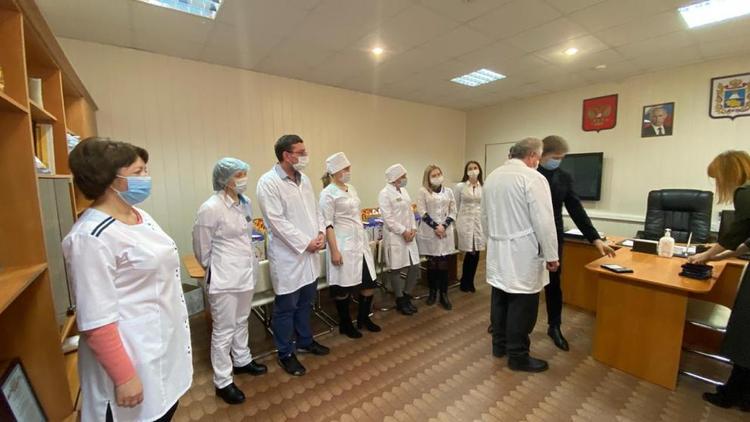 На Ставрополье детям медиков из «красных зон» вручают новогодние подарки